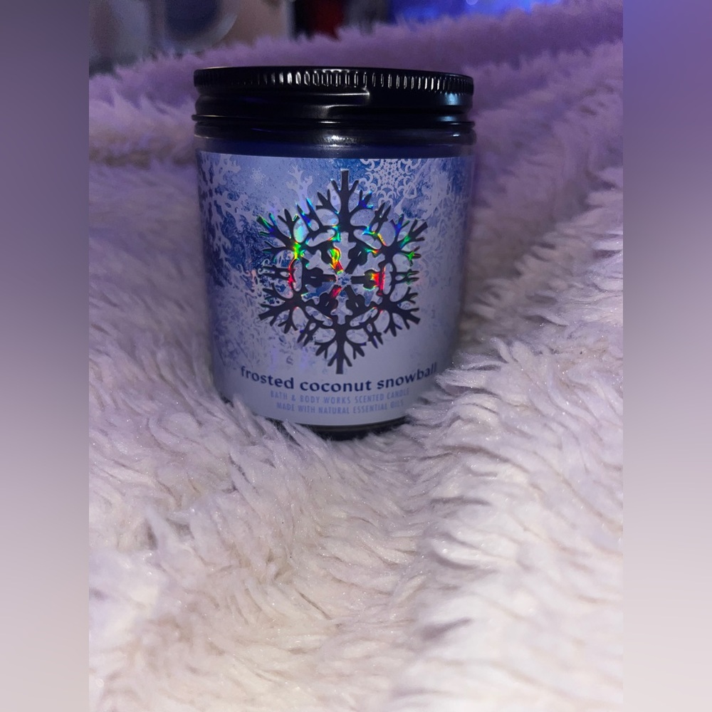 NEW B&BW Frosted Coconut Snowball Candle❄️7OZ NEVER BURNED !! (NWT) 🥥